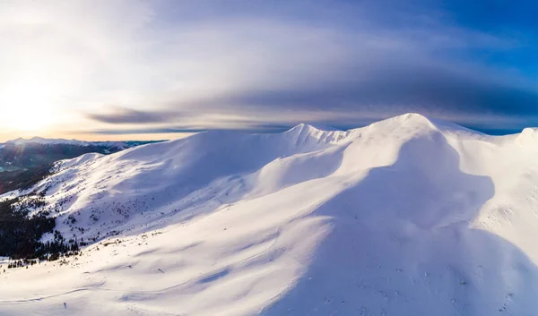 Вид з повітря на красиві зимові гірські схили — стокове фото