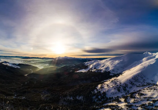 高山滑雪斜坡上的神秘光环 — 图库照片