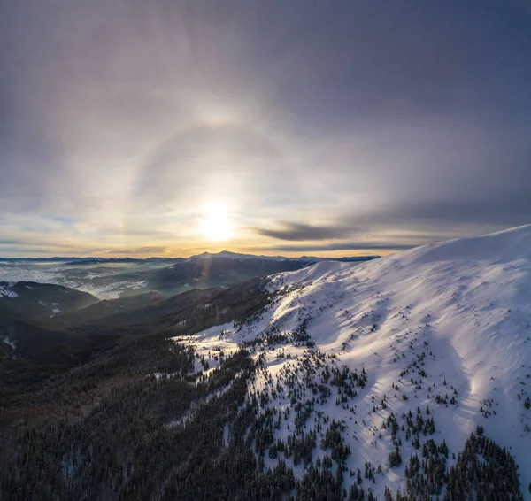 산의 스키 슬로프에 있는 신비 스러운 할로의 모습 — 스톡 사진