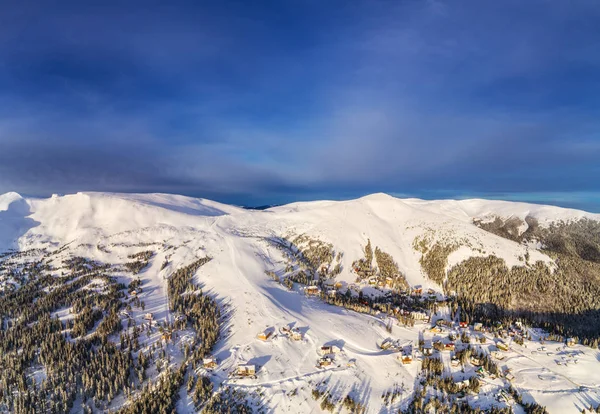Uitzicht vanuit de lucht op prachtige winterse berghellingen — Stockfoto