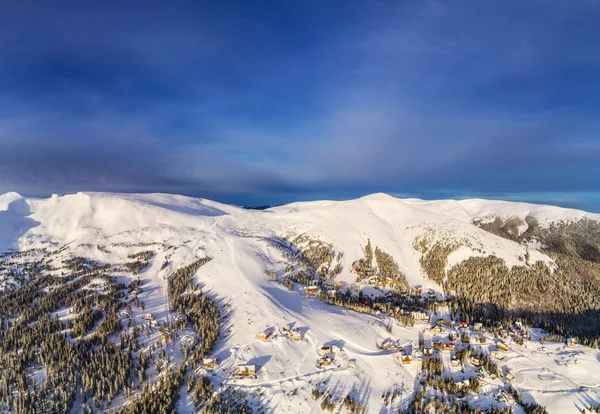 Luftaufnahme der schönen Winter-Berghänge — Stockfoto