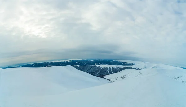 Geweldig uitzicht vanuit de lucht op een heuvel bedekt met sneeuw — Stockfoto