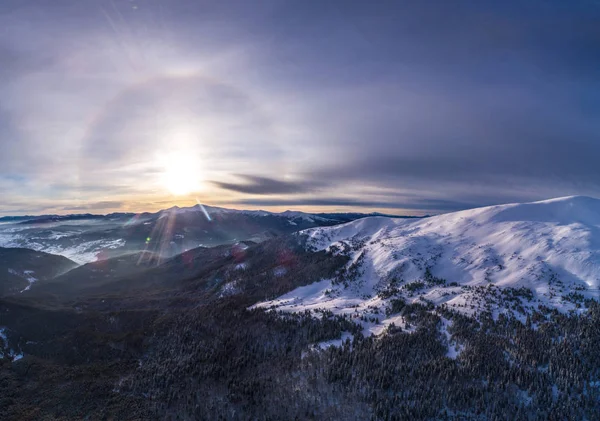 Vista mística do halo nas pistas de esqui da montanha — Fotografia de Stock