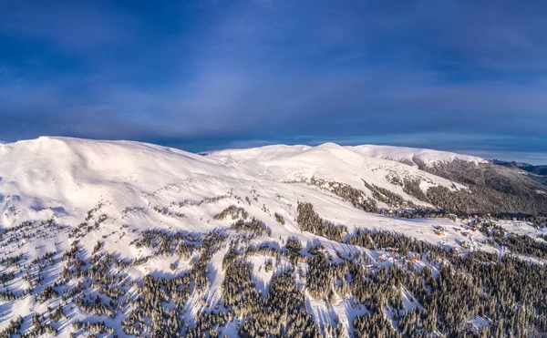 Légi kilátás gyönyörű téli hegyi lejtők — Stock Fotó