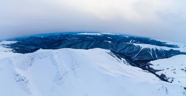 俯瞰着被雪覆盖的悬崖峭壁 — 图库照片