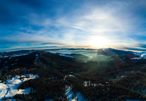 Vista mística do halo nas pistas de esqui da montanha — Fotografia de Stock