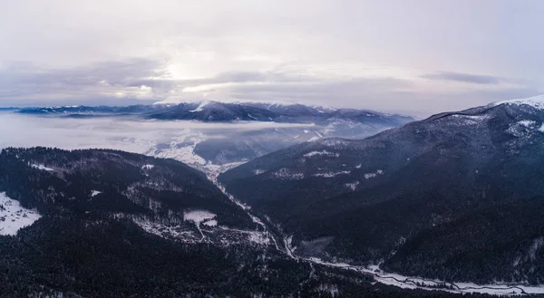 Pemandangan yang mempesona dari tebing gunung yang indah — Stok Foto