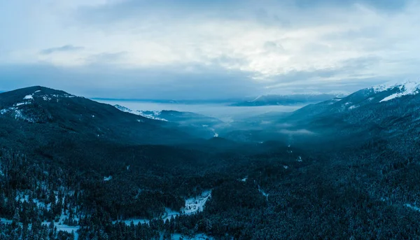 아름다운 산 절벽의 매혹적 인 광경 — 스톡 사진