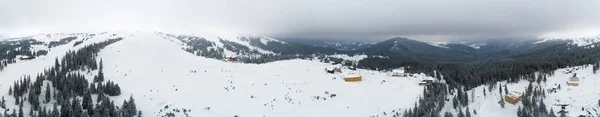 Merveilleuses dérives de neige géantes sur les collines — Photo