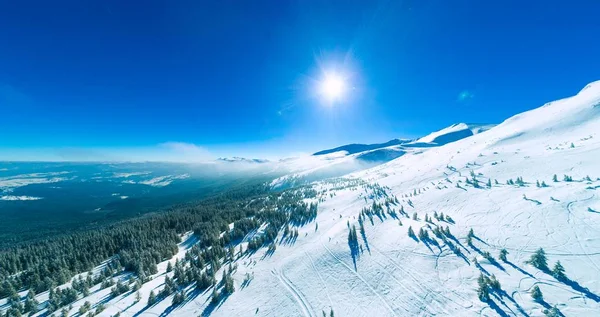 Underbara gigantiska snödrivor på kullarna — Stockfoto