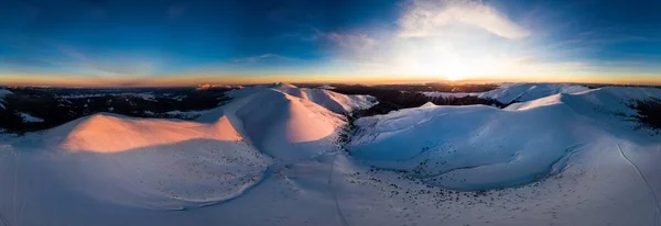 Вид з повітря на вечірню зимову панораму — стокове фото