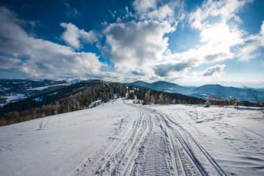 Soğuk kış gününde kar altında ATV ve kayak pistleri