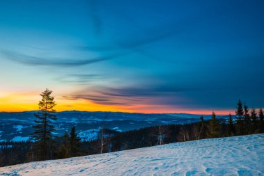 Dağ vadisinde huzur verici manzara