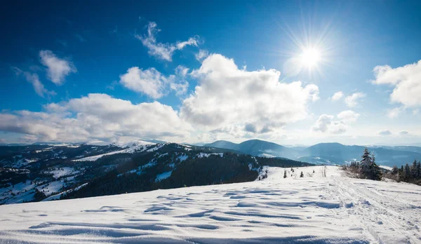 Schöne betörende Aussicht auf die Berghänge — Stockfoto