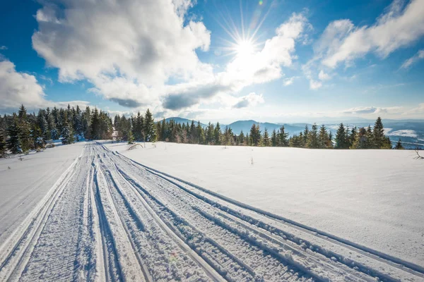 ATV y pistas de esquí en nieve en el helado día de invierno — Foto de Stock