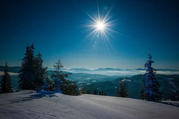 Förtrollande landskap av snöig skidbacke — Stockfoto