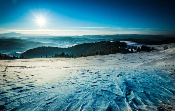 Blick von oben auf eine weitläufige, schneebedeckte Skipiste — Stockfoto