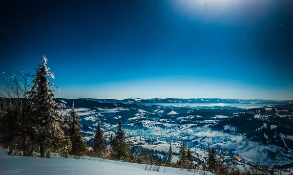 Faszinierende Landschaft mit schneebedeckter Skipiste — Stockfoto
