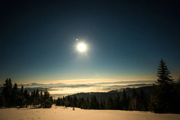 Zachwycający krajobraz zaśnieżonego stoku narciarskiego — Zdjęcie stockowe