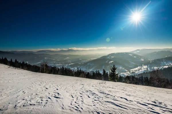 Widok z góry na przestronny, pokryty śniegiem stok narciarski — Zdjęcie stockowe