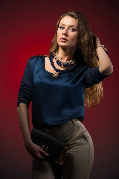 Krásná mladá brunetka žena ve stylovém ležérní oblečení s příslušenstvím — Stock fotografie
