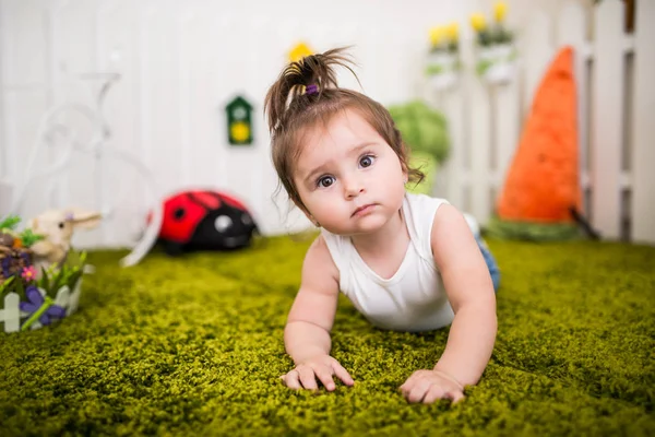 Ritratto di una graziosa bambina dagli occhi marroni — Foto Stock