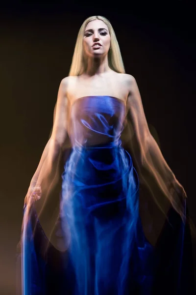Joven mujer encantadora diosa en un vestido azul —  Fotos de Stock