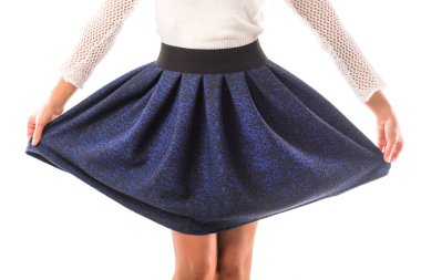 Manken, güzel ekose eteğini elinde tutuyor.