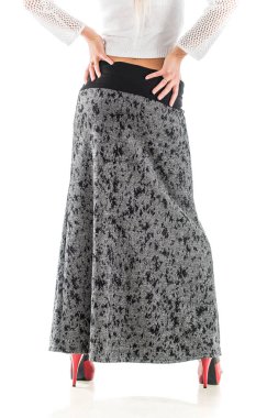 Uzun etekli genç zayıf kadına bakın.