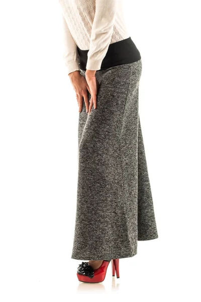 Mujer joven no identificada en falda larga — Foto de Stock