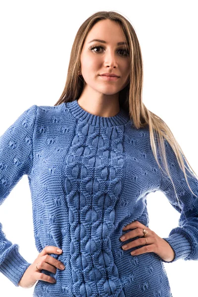 Стильная молодая женщина в вязаном свитере — стоковое фото