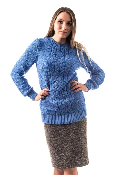 Stylová mladá žena v pleteném svetru — Stock fotografie