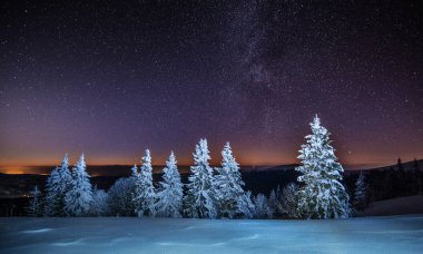 Yıldızlı, berrak gökyüzünün büyülü görüntüsü