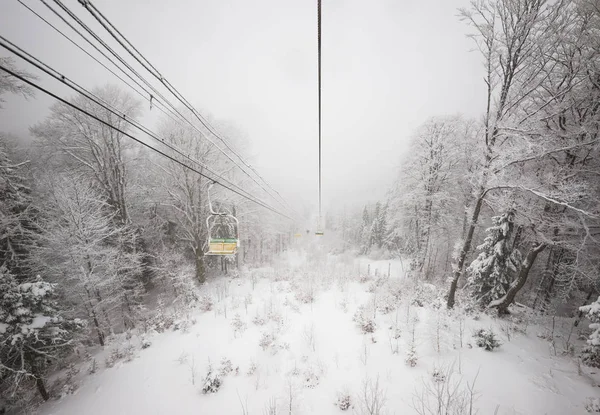 Funiculars zijn gelegen tussen heuvelachtige bergen — Stockfoto