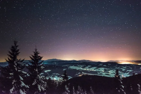 Hipnotyzujący krajobraz nocnych zimowych stokach — Zdjęcie stockowe
