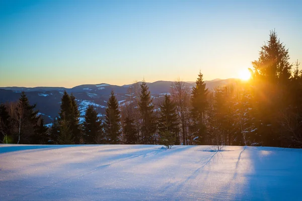 Faszinierende malerische Landschaft im Winter — Stockfoto