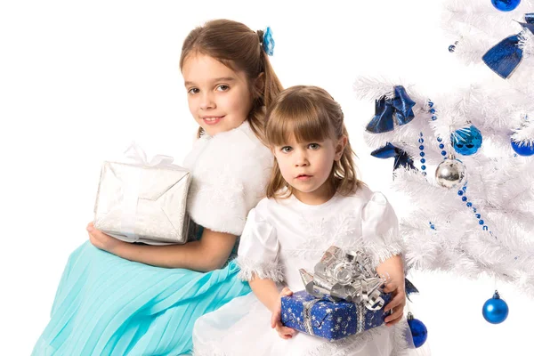 Glückliche positive Mädchen Schwestern halten Geschenkboxen — Stockfoto