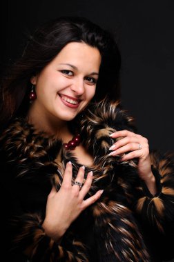 Gülümseyen güzel bir genç kadının portresi.