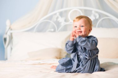 sevimli küçük bir kız portresi