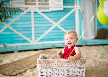 Kırmızı elbiseli güzel bir kızın portresi.