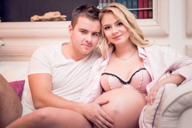 Mutlu genç evli çift karı koca