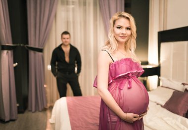 Güzel, genç ve çekici bir koca.