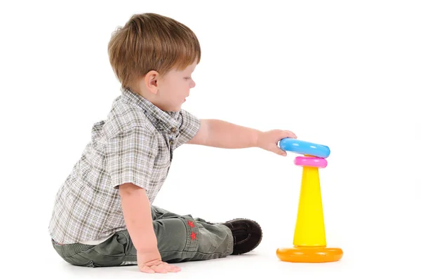 Маленька дитина грає з іграшкою піраміди — стокове фото