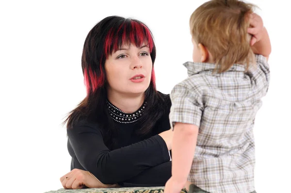 Милая заботливая молодая мать разговаривает с ребенком — стоковое фото