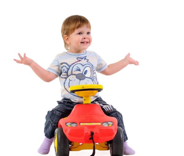 おもちゃの車で遊ぶ男の子の笑みを浮かべて — ストック写真
