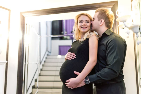 Positief jong gelukkig getrouwd stel — Stockfoto