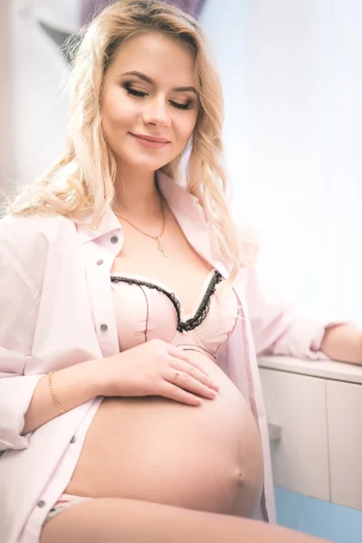 Giovane bella donna con una pancia incinta — Foto Stock