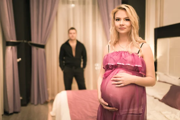 Jong zwanger mooi vrouw houdt haar maag — Stockfoto