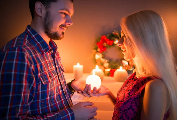 Mooi jong stel man en vrouw — Stockfoto