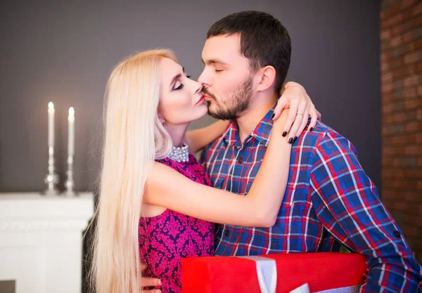 Mann schenkt seiner hübschen Frau ein Geschenk — Stockfoto